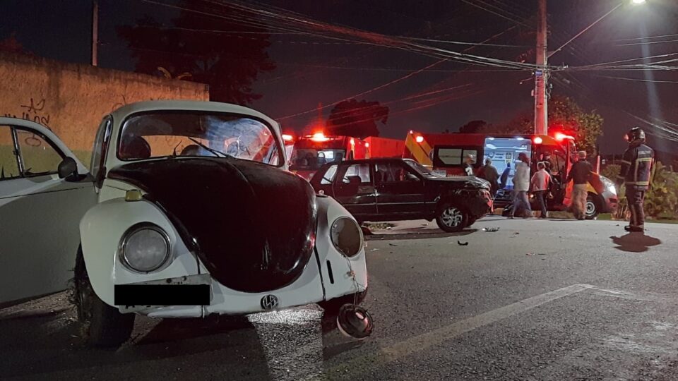 Acidente entre dois carros deixa duas pessoas feridas em Curitiba; caso mais grave é do motorista do Fusca