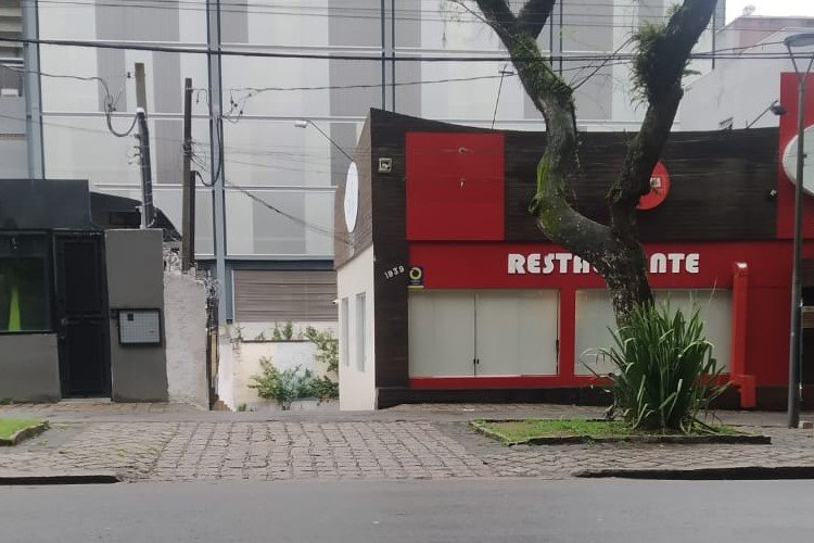 Homem fica preso pelo pescoço debaixo de portão de restaurante em avenida do Água Verde
