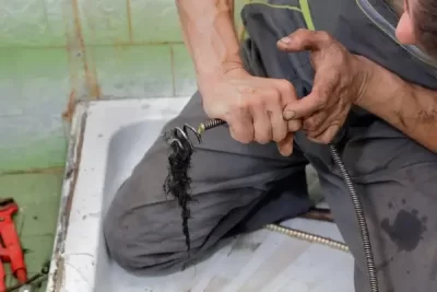 Como funciona o desentupimento por mola rotativa