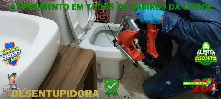 Quando chamar um encanador para desentupir a pia do banheiro