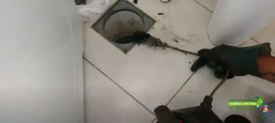 como desentupir privada com saco de lixo
