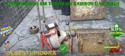 reservatório de água atrás da geladeira transborda
