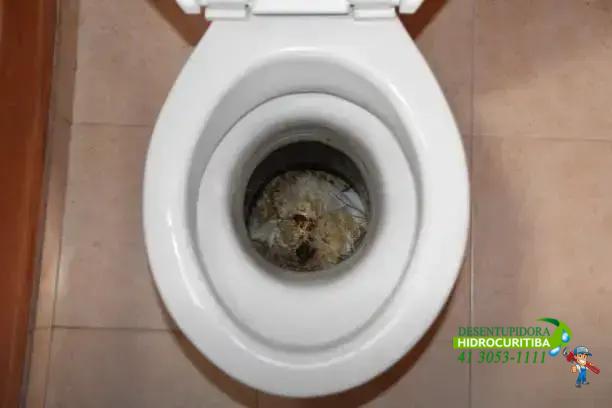 Como o bicarbonato age para desentupir pia de cozinha