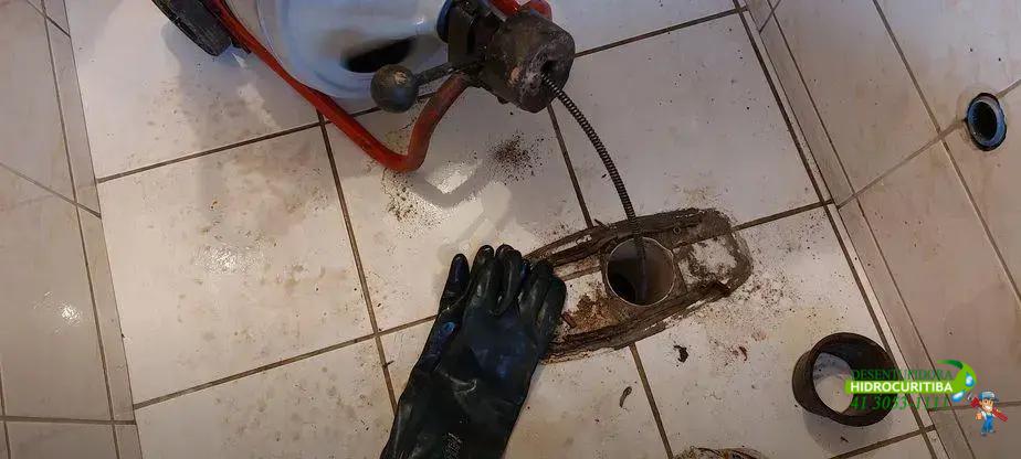 Dicas de segurança ao usar saco de lixo para desentupir o vaso sanitário