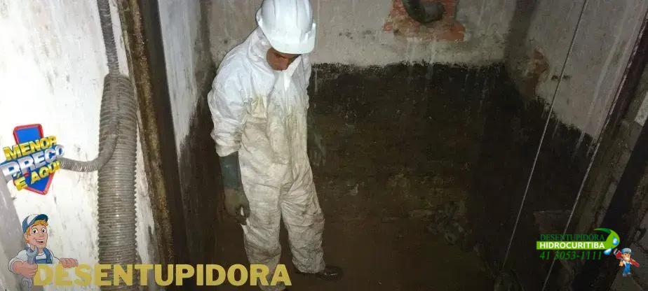 Passo a passo para desentupir vaso sanitário com saco de lixo