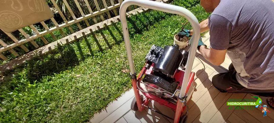 Como identificar sinais de infiltração no teto do apartamento