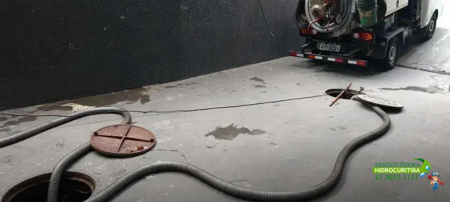 Entenda por que o detergente ajuda a desentupir o vaso sanitário