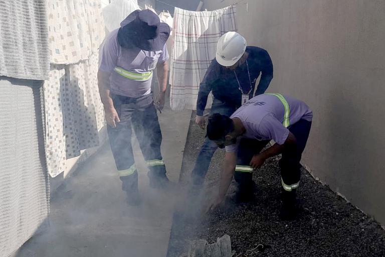 aplicação do teste de fumaça pela Sanepar