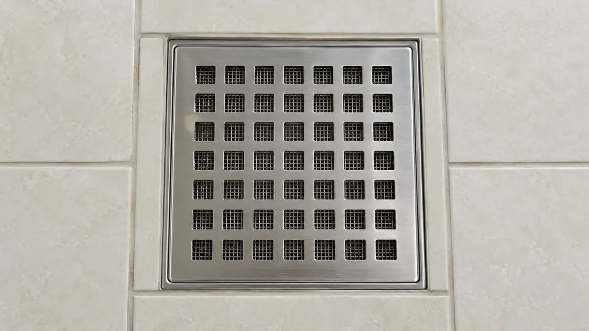 Ralo de banheiro com grelha de inox inteira e tela metálica de malha fina contra a entrada de ratos