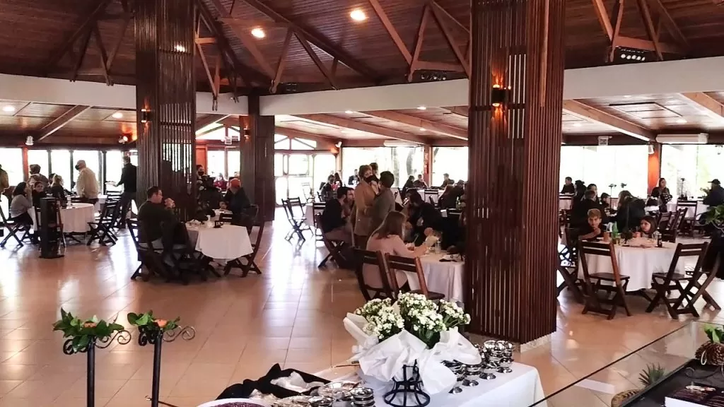 Atendendo a pedidos, o Restaurante Chácara Minas d'Água na Grande Curitiba abre neste sábado, 23 para Day Use com uma deliciosa feijoada e música ao vivo