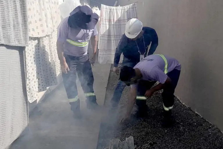 aplicação do teste de fumaça pela Sanepar